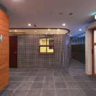 エントランスホール<br />
写真奥は管理人室。エントランスホールの雰囲気を損ねないよう管理人室らしくない意匠とした。