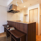 住戸<br />
キッチンに設えたカウンターテーブル。食事だけでなく、仕事、勉強など、多目的に活用可能。