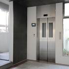 エレベーター横の視認性の高い壁面をゴムタイル貼に変更して掲示板として活用。*