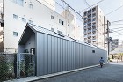 北西より見る。建物の北に空けた小さな屋外スペースは、ダイニングキッチン直結の家庭菜園。