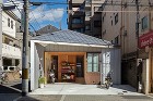 土間の使い方に応じて表情が変化するファサード。住居なのかお店なのか事務所なのか、曖昧な立ち姿。