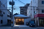大仰なライティングは行わず、中の生活がにじみ出るような夕景。