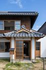 玄関と下屋は一度解体してベタ基礎を打ち、状態の悪い部材を更新しながら組み直して耐震補強。鬼瓦はクリーニングして再利用。