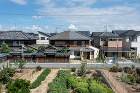周りの田畑は消えつつあるが、敷地の南向かいは生産緑地のため建物が建ちにくく、長閑な住環境が保たれている。 周りの田畑は消えつつあるが、敷地の南向かいは生産緑地のため建物が建ちにくく、長閑な住環境が保たれている。