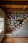 043草臥の家｜戦前のニコイチ長屋の片側... 大容量の階段ライブラリ。背面は構造補強壁...