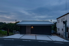 大和川の広い河川敷から続く段丘に計画した住宅です。敷地は段丘の上段で接道しており、王寺・三郷の街並みや、信貴山から生駒山へ続く山並みを一望できます。
