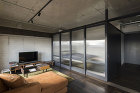 建具を2方向に引き込むと大きなLDKに変化。