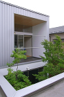囲まれた家 | 東京 | 設計事務所アー... https://archiplace.com/renewal2019/wp-content/uploads/2005/02/ssR0014177.jpg