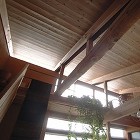 松の合わせ梁と杉板の大屋根 松の合わせ梁と杉板の大屋根