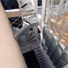 屋外階段でつながる小さな中庭
