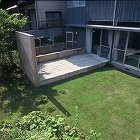 原っぱの緑がある庭