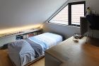 子供部屋の寝室。スキップフロアで床を下げ、高さ制限に対応しました。立体的な寝室となり、変化のある空間が生まれました。