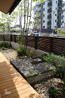 ピンコロ石のアプローチ｜雑木の庭にモダン... ピンコロの庭