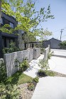 黒いガルバの家｜モノトーンデザイン緑で包... 本実門袖