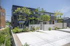黒いガルバの家｜モノトーンデザイン緑で包... 雑木の庭アフター
