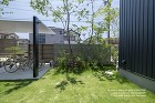 黒いガルバの家｜モノトーンデザイン緑で包... 雑木寄せ植え