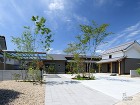 大きな庭のつくりかた|雑木に囲まれ平屋の... カッコいい新築外構工事