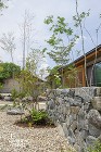 大きな庭のつくりかた|雑木に囲まれ平屋の... 雑木の庭玄関