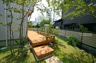 食育の庭に寛ぎの庭｜トヨタホーム愛される... ウッドデッキ裏斜め