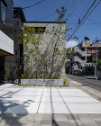 本実型枠の家｜モノトーンの建物にあう雑木... 雑木の花壇