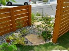 芝丘のある和モダンな庭｜ミサワホーム新築... 靴脱ぎ石