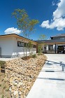 ビルトインガレージ法面に建つ家｜kise... 栗石の法面
