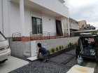 木製サイクルポート｜素敵な塗壁の家に似合... ブロック塗装