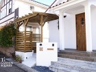 木製サイクルポート｜素敵な塗壁の家に似合... サイクルポート完成