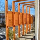 モダンな雑木の庭|モノトーンな色合いのシ... 目隠しフェンス