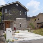 グッドデザイン賞受賞|雑木に包まれ安心な... 芝の庭 枕木