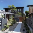 大きな庭のつくりかた|雑木に囲まれ平屋の... コンクリートのアプローチ