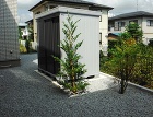 広い駐車場のあるシンプルモダンな外構　郡... 物置まわり