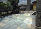平板で舗装したメンテンスフリーな庭まわり... 庭まわり 平板 テラス