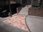 平板で舗装したメンテンスフリーな庭まわり... アプローチ 手すり
