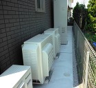 平板で舗装したメンテンスフリーな庭まわり... 家まわりコンクリート舗装