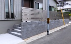 白の塗り壁があるグレートーンなエクステリ... 目隠しフェンス