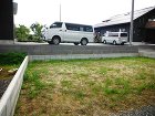 グレー系色で落ち着きのある、人工木の目隠... 施工前