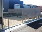 グレー系色で落ち着きのある、人工木の目隠... 目隠しフェンス