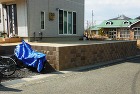 彩った塗り壁がお出迎えする門まわり 石川... ブロック積み