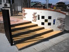 彩った塗り壁がお出迎えする門まわり 石川... 塗り壁 門塀