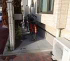 管理をしやすく、様々な舗装で演出した庭ま... 自転車置き場　舗装