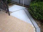 ゴム材を使用した舗装材で足下から保護する... コンクリートスロープ