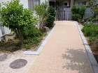 ゴム材を使用した舗装材で足下から保護する... アプローチ