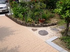 ゴム材を使用した舗装材で足下から保護する... お庭へと導く飛石