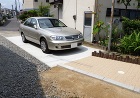 ゴム材を使用した舗装材で足下から保護する... 駐車スペース