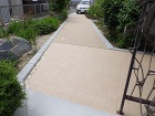 アプローチ・園路 ゴム材を使用した舗装材で足下から保護する...