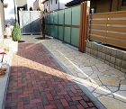 管理をしやすく、様々な舗装で演出した庭ま... 庭まわり　舗装