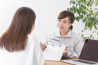 相談する女性たち 相談する女性たち