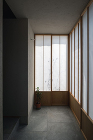 高岡の家 | 深山知子一級建築士事務所・... http://fukayama-architects.jp/wp-content/uploads/2025/01/68-House-in-Takaoka-_H0A2117_R-800x1200-1.jpg