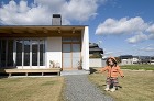 田畑と空におなかを見せて暮らす家 写真集...